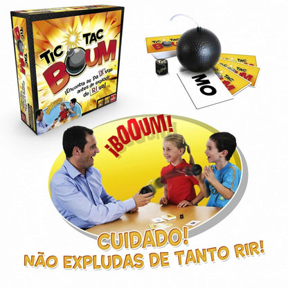 Jogo Tic Tac Boum com bomba preta, cartas e família a rir em volta da mesa