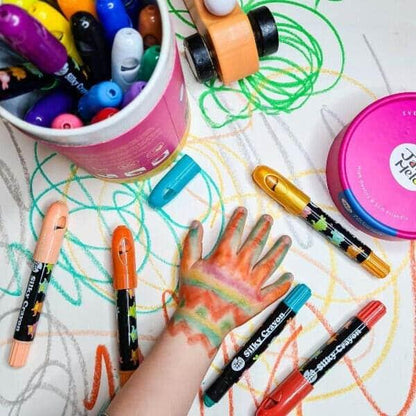 Mão pintada e rabiscos coloridos feitos com os Lápis de cera lavável