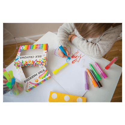 Criança a desenhar com os Lápis de Seda sobre papel