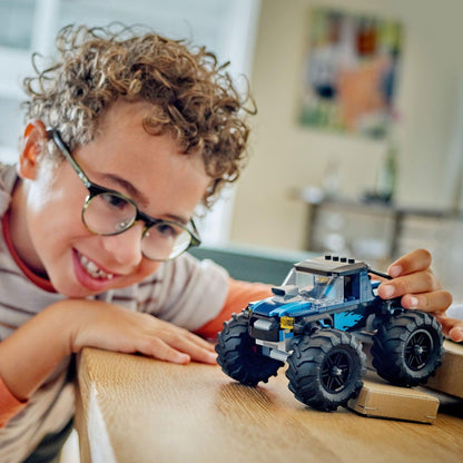 Lego City Monster Truck Azul com criança a brincar