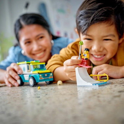 Criança e adulta a brincar com a Lego City Ambulância de Emergência e Snowboarder
