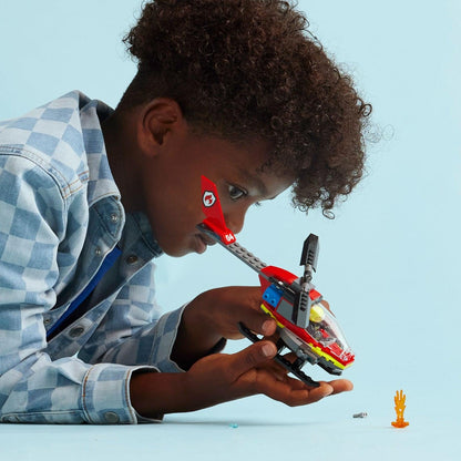 LEGO City Helicóptero de Resgate dos Bombeiros: rapaz a brincar com o helicóptero