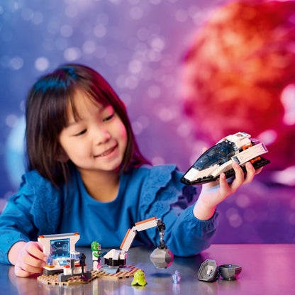 Menina a brincar com a Lego City Nave Espacial e Descoberta de Asteroide