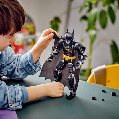 Criança a montar a LEGO Figura de Construção de Batman