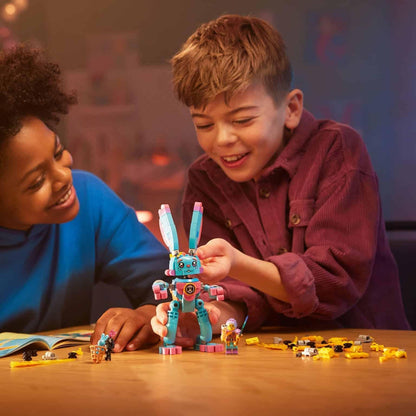Duas crianças a brincar com o LEGO DREAMZzz Izzie e o Coelhinho Bunchu