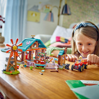 Menina a brincar com o LEGO Friends Santuário de Animais da Quinta