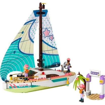 LEGO Friends veleiro da Stephanie montado com minifiguras e cais