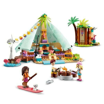 Lego Friends Glamping na Praia montado com tenda, prancha de surf e minifiguras