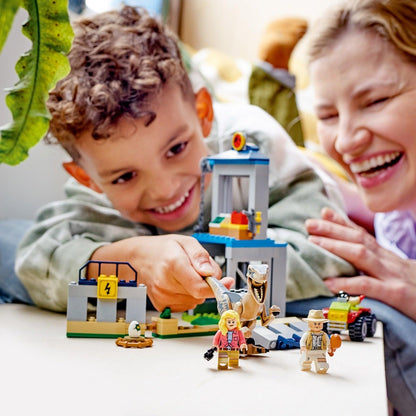 Criança e adulta a brincar com o LEGO Jurassic World Fuga de Velociraptor