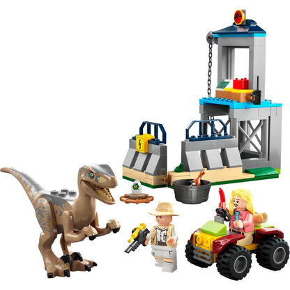 LEGO Fuga de Velociraptor montado: velociraptor, torre, moto-4 e duas minifiguras