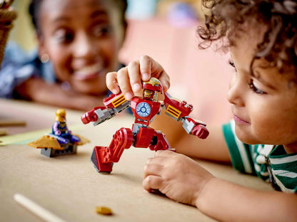 Crianças a brincar com o LEGO Hulkbuster de Iron Man contra Thanos