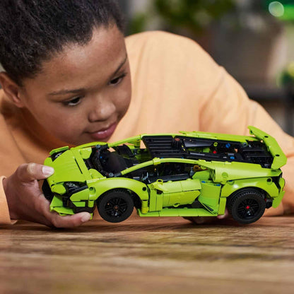 Criança a segurar o Lamborghini Huracán Tecnica LEGO Technic