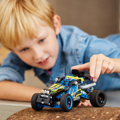 Rapaz a brincar com o LEGO Technic Buggy de Corrida Todo-o-Terreno