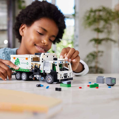 Criança a brincar com o Lego Technic Camião do Lixo Mack LR Electric