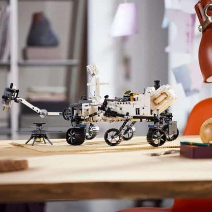 Lego Technic - NASA Mars Rover Perseverance exposto em cima de uma mesa