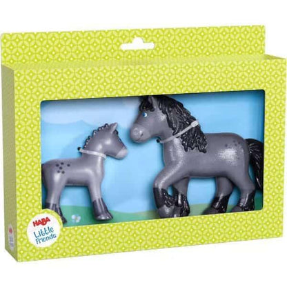 Figura de borracha Cavalo Cassandra e Potro Cleo na caixa HABA Little Friends