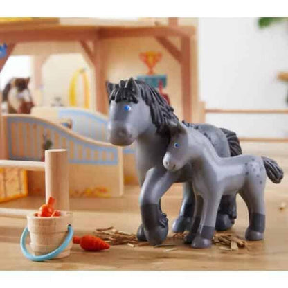 Figura de borracha Cavalo Cassandra e Potro Cleo num estábulo de brincar