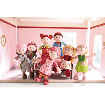 Mini Boneca Lilli com outras bonecas Little Friends numa casa