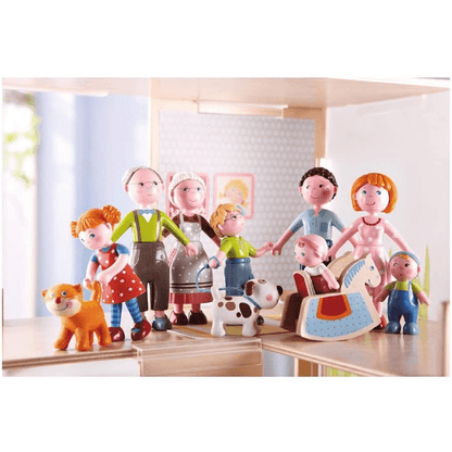 Mini Boneco Avô Kurt com família Little Friends numa casa de bonecas