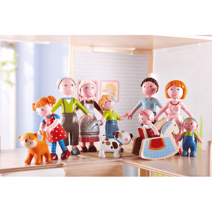 Mini Boneco Steven com a família Little Friends numa casa