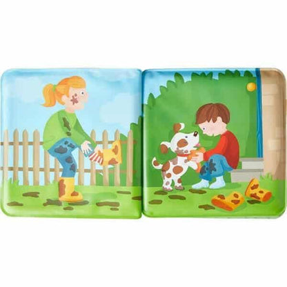 Livro de Banho Mágico aberto com menina e menino com cão no jardim