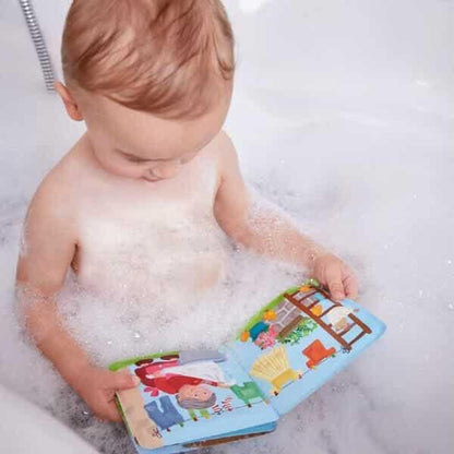 Bebé no banho a folhear o Livro de Banho Quinta
