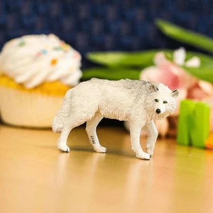 Figura de borracha Lobo Branco numa mesa junto a um bolo e flores