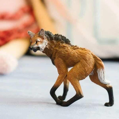 Figura de borracha Lobo-Guará vista de lado sobre fundo desfocado