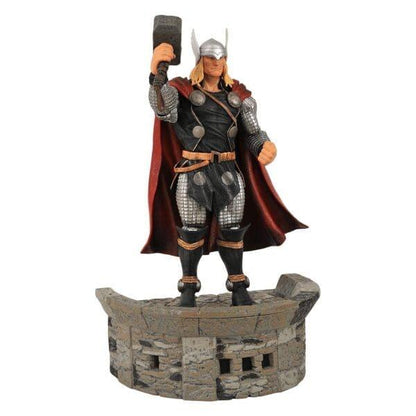 Figura Marvel Select Thor com martelo erguido e capa vermelha sobre base de pedra