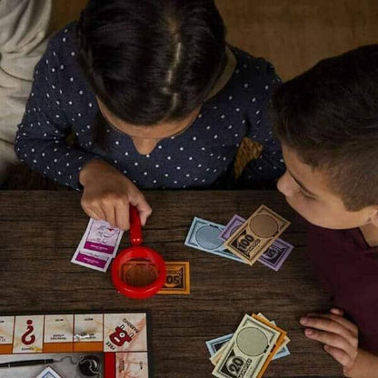 Crianças a usar o descodificador para verificar notas do Monopoly