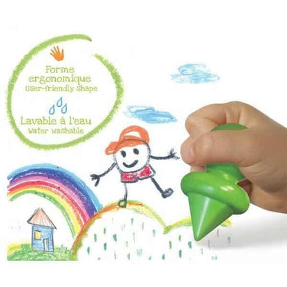 Mão de criança a desenhar com lápis de cera verde ergonómico