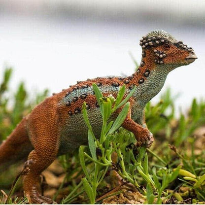 Figura de borracha Pachycephalosaurus na relva
