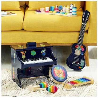 Pandeireta Leão Arco-íris no chão de uma sala com outros instrumentos