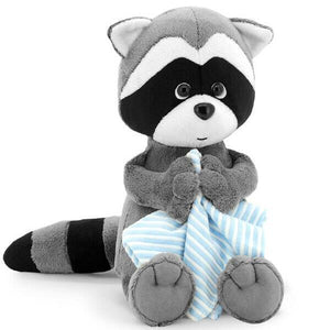 Apresentamos Peluche Guaxinim com toalha 25 cm com o SKU 880061622 recomendado para + 3 anos