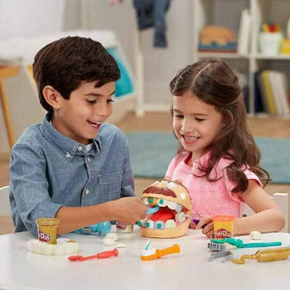 Duas crianças a brincar com Play-Doh O Dentista divertido