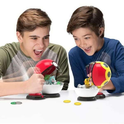 Dois rapazes a jogar ao Pokémon Ataque Surpresa numa mesa
