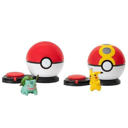 Duas Poké Balls com lançadores e figuras de Bulbasaur e Pikachu