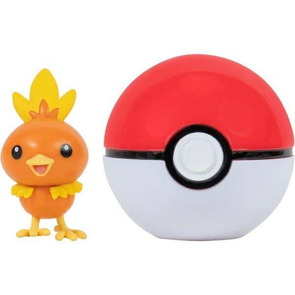 Figura Torchic laranja ao lado da Poké Ball vermelha e branca
