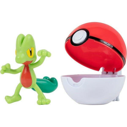 Figura Treecko verde ao lado da Poké Ball aberta