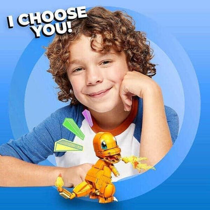 Rapaz sorridente com o Charmander Mega Construx