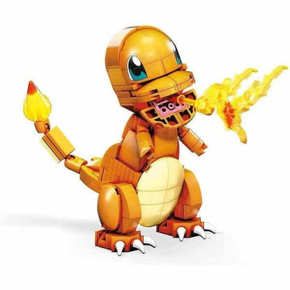 Charmander Mega Construx montado com chamas na boca e cauda