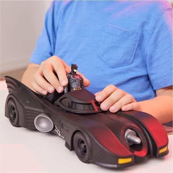 Apresentamos The Flash (2023) - Batmobile com as figuras do Flash e do Batman com o SKU 773611023 recomendado para + 4 anos