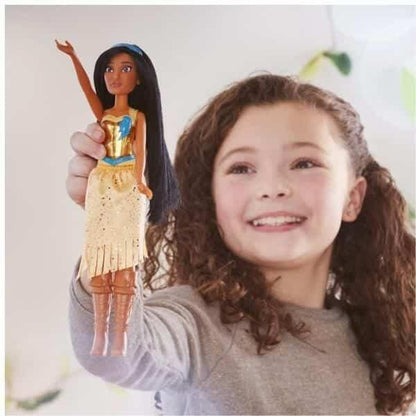 Menina a segurar a boneca Pocahontas Brilho Real