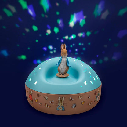 Projetor de Estrelas Musical Peter Rabbit aceso no escuro a projetar estrelas