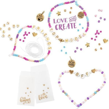 Pulseiras feitas com o conjunto Top Model, com contas, letras e pendentes