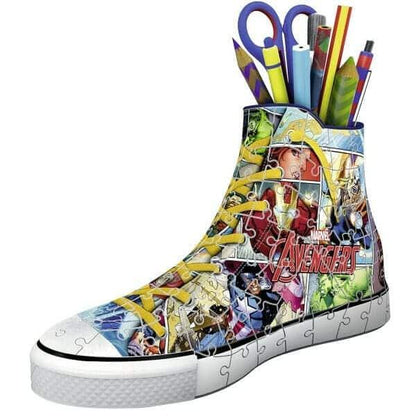 Puzzle 3D Sneaker Avengers montado em forma de sapatilha com lápis e tesoura no interior