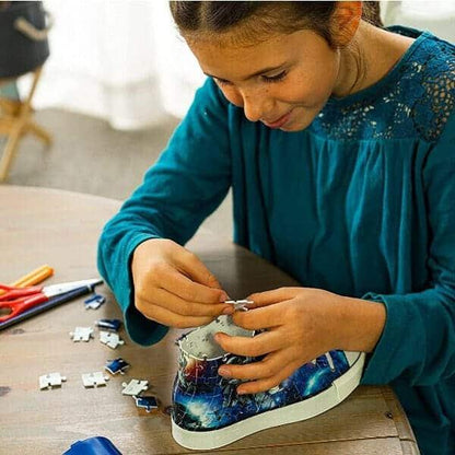 Menina a montar um Puzzle 3D Sneaker Ravensburger