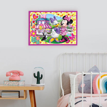 Puzzle Disney Minnie e Amigas montado e emoldurado na parede de um quarto