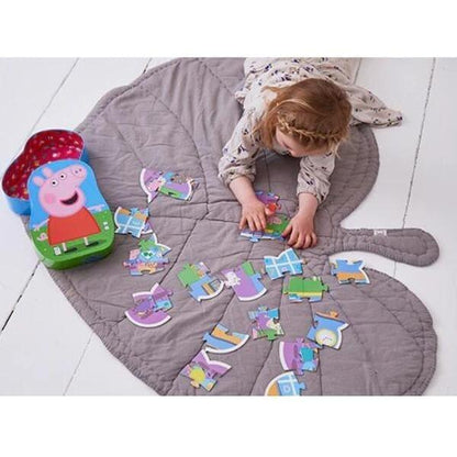 Criança monta o Puzzle Peppa Pig Peppa na Escola sobre um tapete