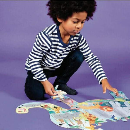 Menino a montar o Puzzle Selva 40 pçs no chão